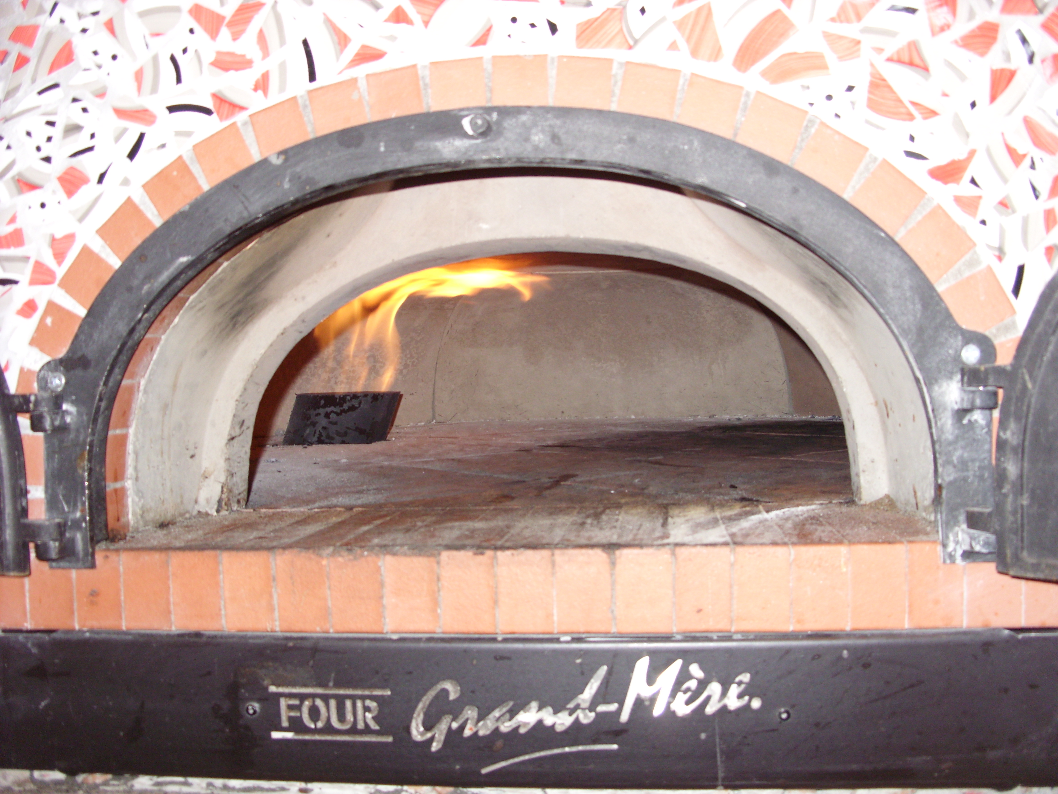 Four Grand-Mère a élargi sa gamme en créant le four 1200 L mixte bois/gaz.  - Fédération des Pizzaïolos de France